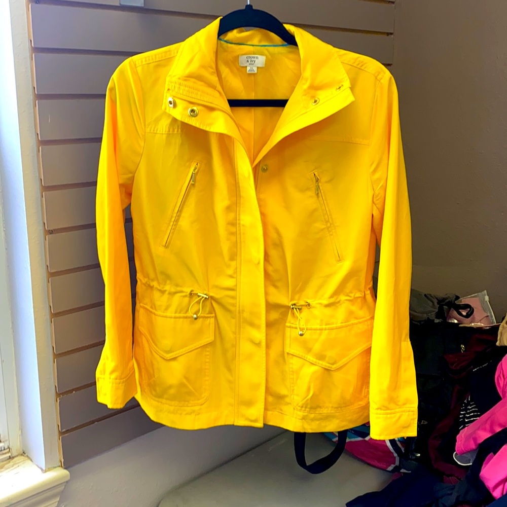 New w/o tags adorable yellow raincoat!